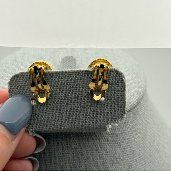 Vintage Goldtone Teardrop Faux Pearl Cabochon Clip On Earrings Dainty Small - Picture 3 of 7